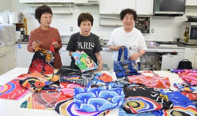 Bà Nakamura Setsuko (ngoài cùng bên phải) cùng thành viên nhóm tái chế cờ cá chép thành túi thời trang. Ảnh: Mainichi