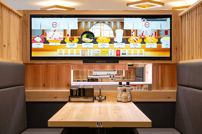 Bàn ngồi ăn sushi băng chuyền tại Sushiro. Ảnh: g-mark