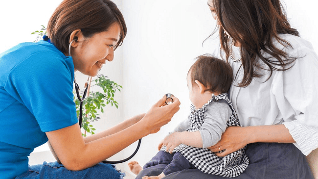 đặt lịch khám cho bé bị ốm tại Nhật