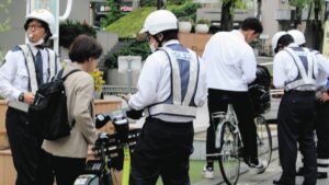 Người đeo tai nghe trợ thính đi xe đạp có bị phạt không?