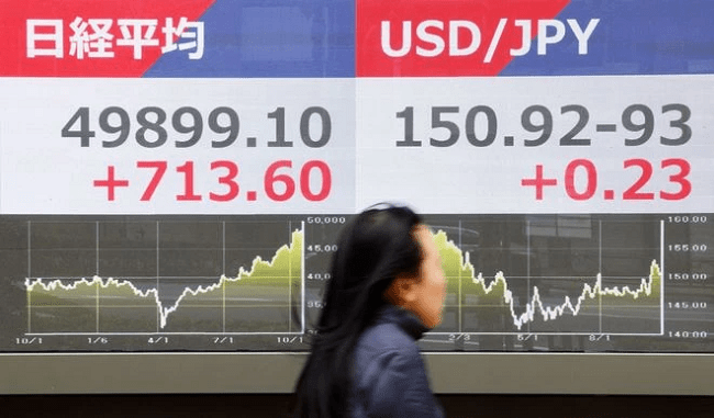 Bảng hiện thị chỉ số Nikkei 225 và tỷ giá hối đoái yên Nhật và USD đặt bên ngoài một công ty môi giới chứng khoán tại Tokyo, hôm 21/10. Ảnh: Reuters