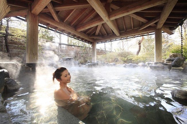 Du khách ngâm mình trong suối nước nóng tại Akiu Onsen.