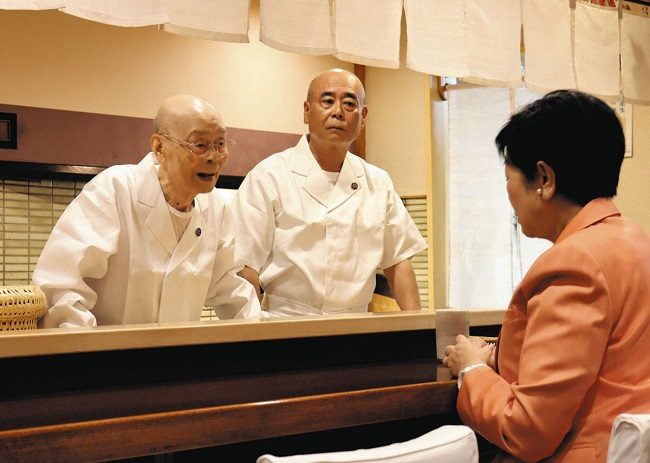 Ông Ono Jiro cùng con trai phục vụ sushi cho Thống đốc Tokyo Koike Yuriko. Ảnh: Tokyo Shimbun