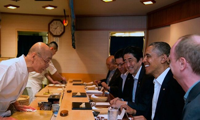 Ông Ono Jiro trực tiếp làm sushi phục vụ cựu Tổng thống Mỹ Barack Obama và cựu Thủ tướng Nhật Abe Shinzo.