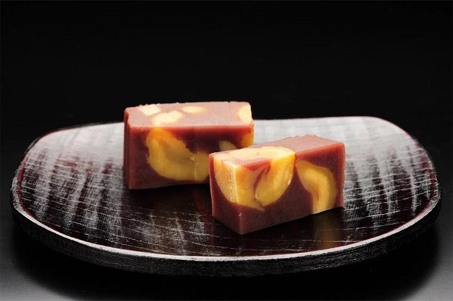 Một chiếc bánh Kurimushi Yokan đẹp mắt