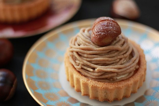 Một chiếc bánh Mont Blanc hạt dẻ.