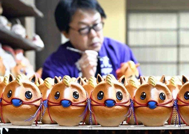 Búp bê Daruma ngựa của xưởng Arai Darumaya