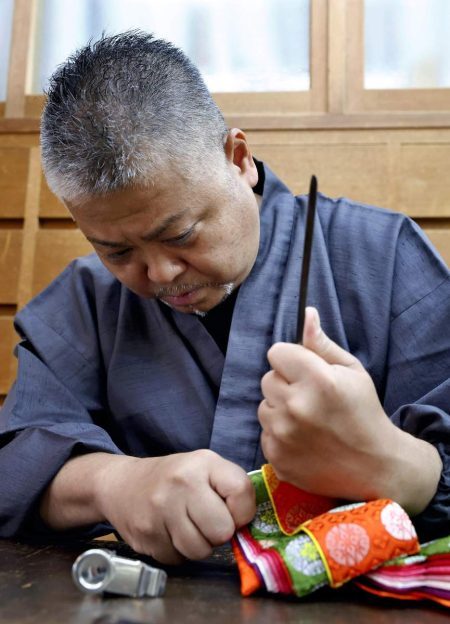 Nghệ nhân Ohashi Yoshiyuki đang tỉ mỉ làm búp bê truyền thống Nhật Bản. Ảnh: Yomiuri Shimbun