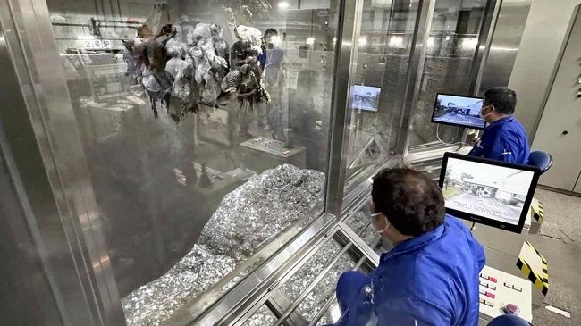 Hut-khach-dang-ky-tour-du-lich-toi-cac-dia-diem-cam-tai-Tokyo