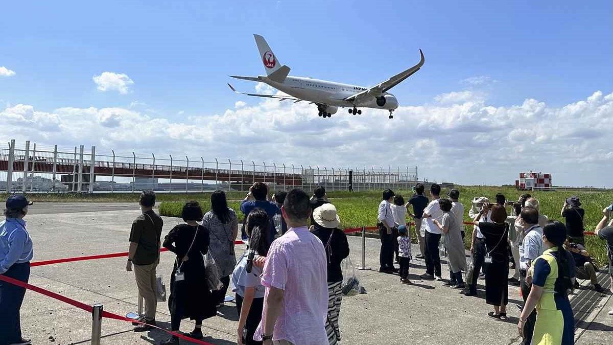 Hut-khach-dang-ky-tour-du-lich-toi-cac-dia-diem-cam-tai-Tokyo