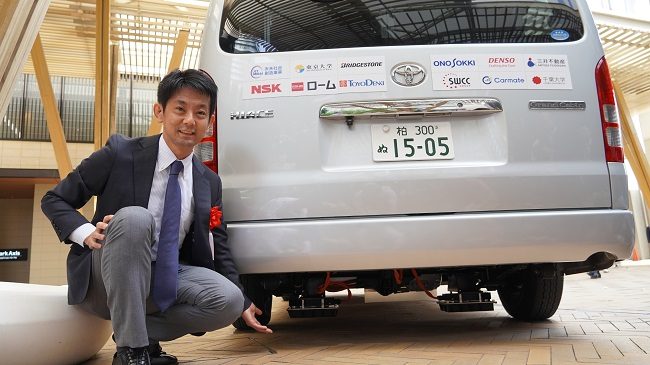 GS FujimotoHiroshi, Khoa Năng lượng Tiên tiến của ĐạH Tokyo, giới thiệu thiết bị sạc không dây lắp bên dưới một chiếc xe điện. Ảnh: Nikkei