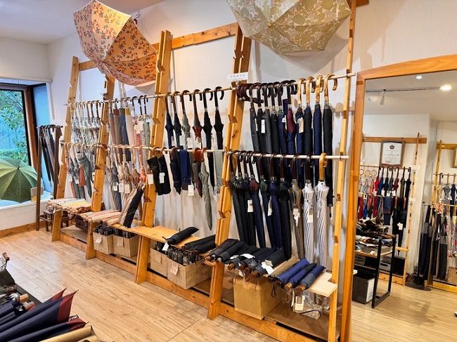 Bên trong cửa hàng ô Komiya Shoten