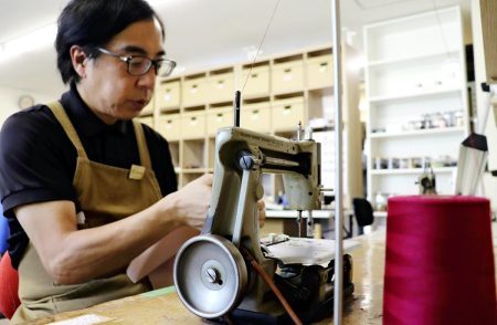 Nghệ nhân Ishiyama Hiroshi đang may ô