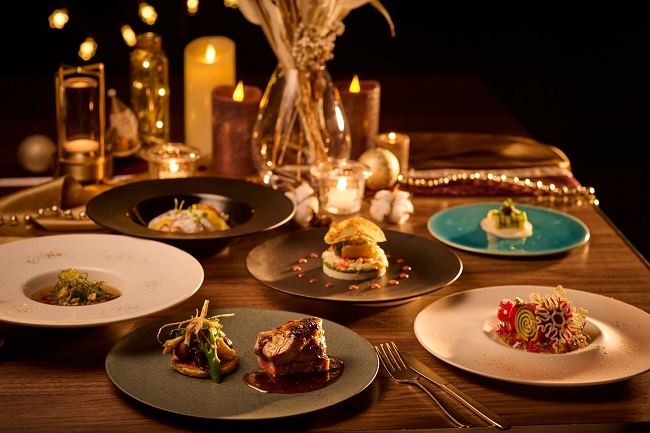 Bữa tối sang trọng cùng người thân yêu là cách tận hưởng Noel ý nghĩa.