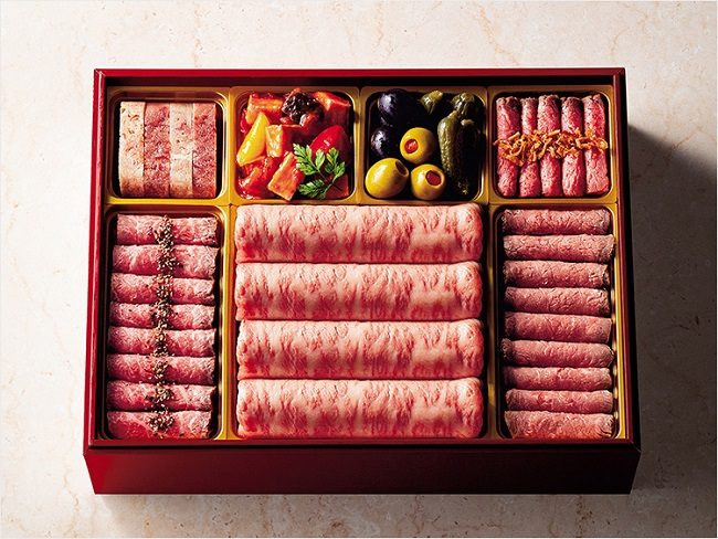 Một khay Osechi theo kiểu phương Tây với nhiều món thịt.