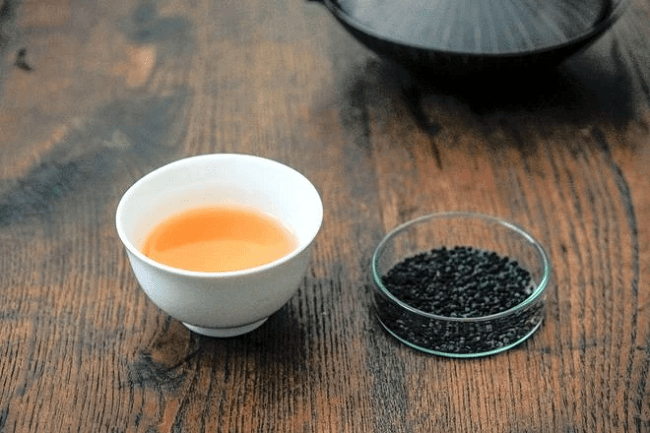 Một tách trà Chu-hi-cha hương anh đào và đĩa Petri chứa phân của sâu bướm ăn lá anh đào. Ảnh: Chu-hi-cha