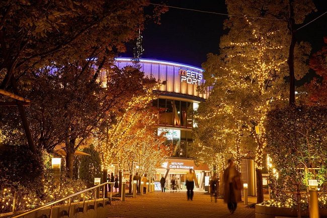 Không gian Tokyo Dome City được thắp sáng rực rỡ