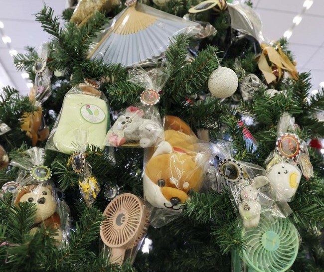 Ga Fukuoka trang hoàng cây thông Noel bằng đồ thất lạc