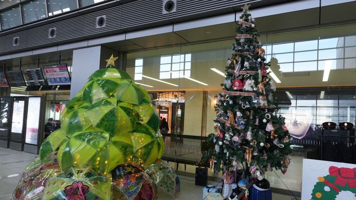 Ga Fukuoka trang hoàng cây thông Noel bằng đồ thất lạc