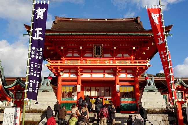 Đền Fushimi Inari Taisha nổi tiếng tại Kyoto trong ngày Hatsumode