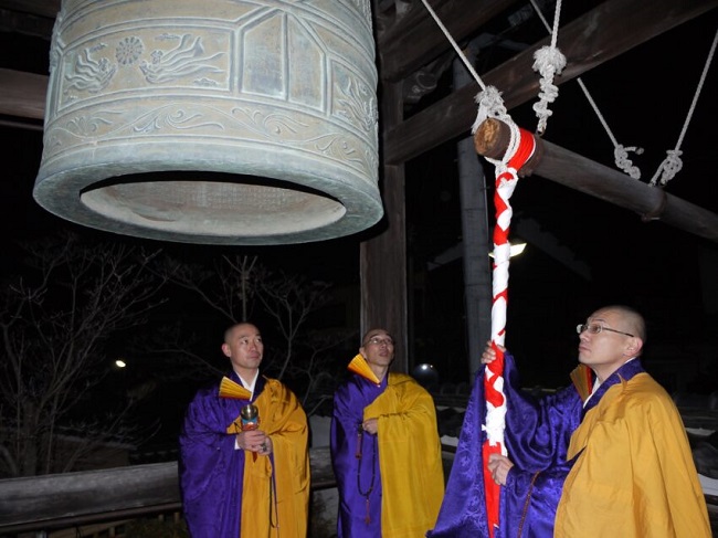 Nghi thức Joya no Kane trong đêm giao thừa. Ảnh: obitokedera