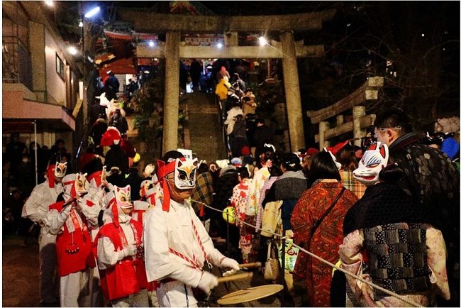 Dòng người chờ lên đền Oji Inari Jinja