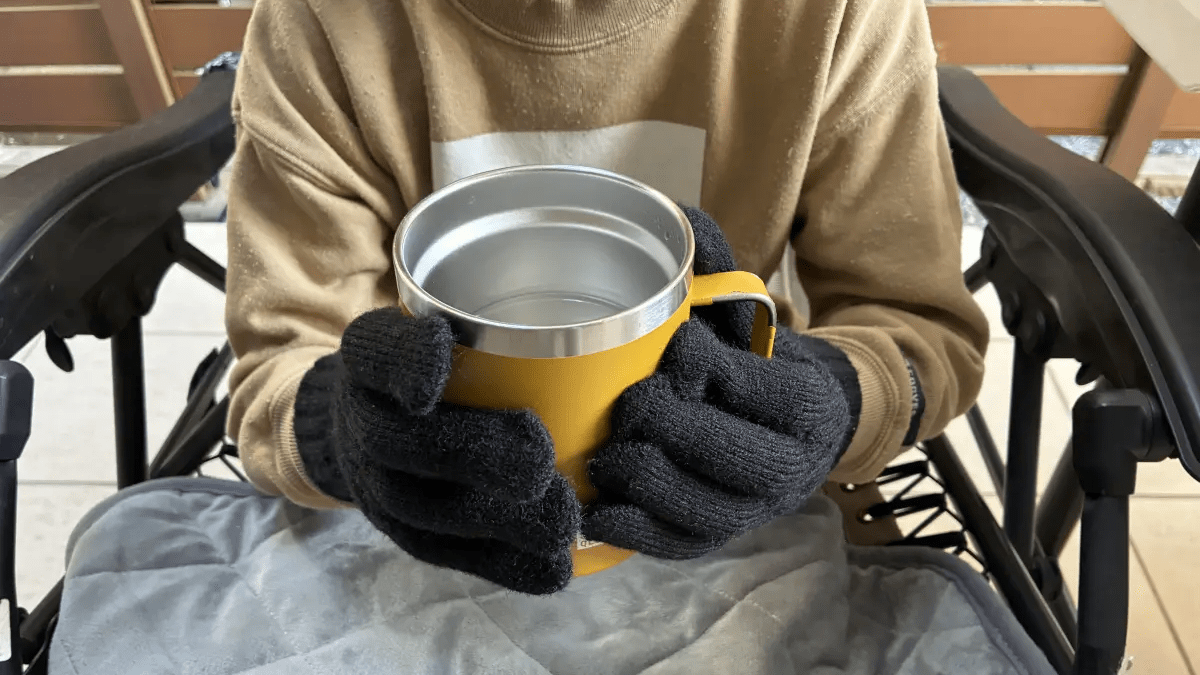 10 món đồ giữ ấm mùa đông đáng mua nhất tại cửa hàng 100 yên