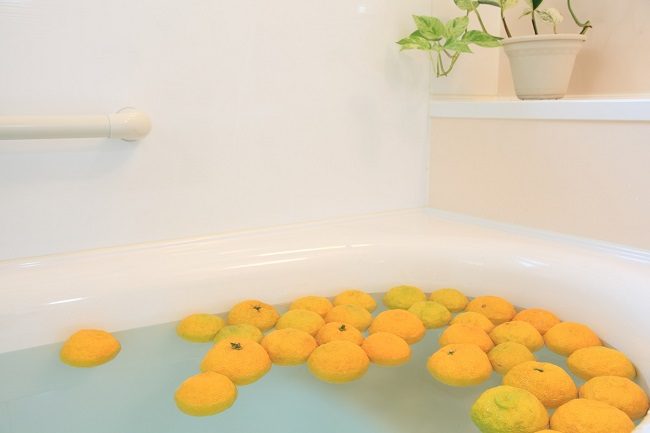 Thả yuzu vào bồn tắm
