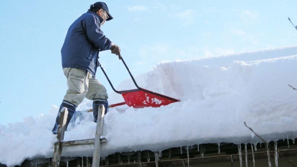 Cach-phong-tranh-tai-nan-khi-don-tuyet-tren-mai-nha