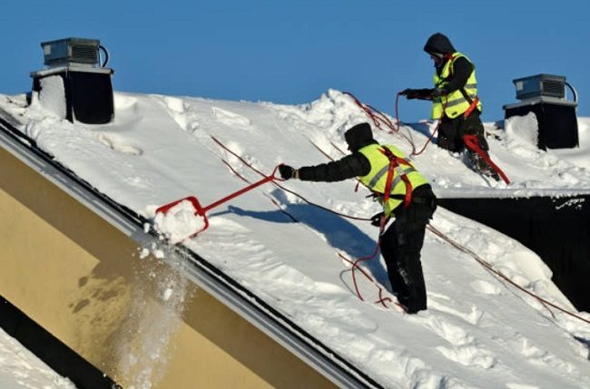 Nên dọn tuyết theo nhóm và sử dụng đồ bảo hộ