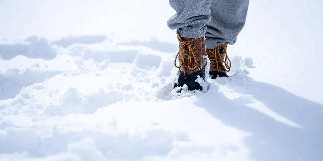 Giày đi tuyết với cổ cao trung bình