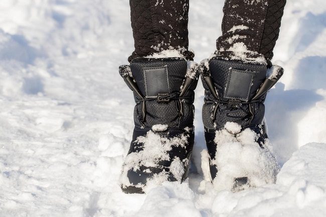 Khả năng chống thấm nước cũng là tiêu chí quan trọng khi chọn giày đi tuyết