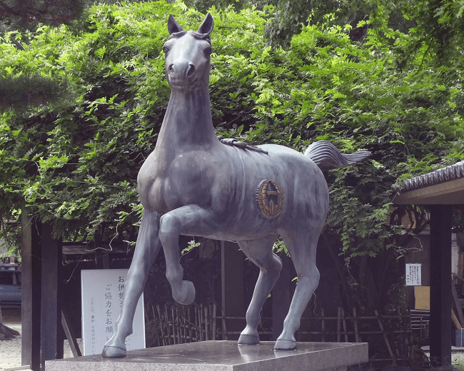 Tượng ngựa trong đền Fujinomori
