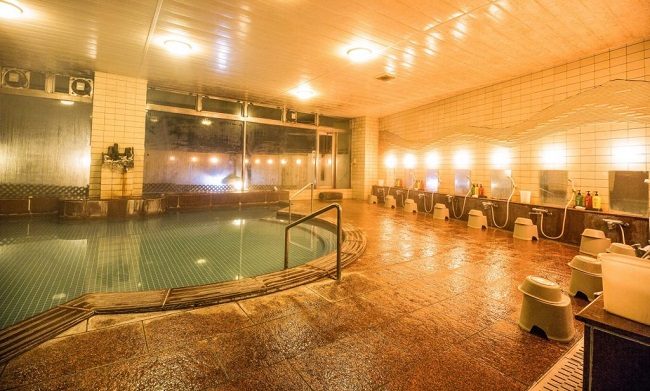 Khu vực tắm sạch trước khi vào bồn ngâm onsen