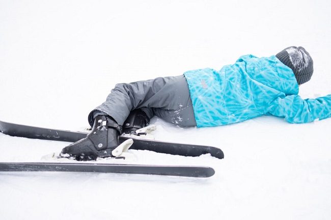 Ngã khi trượt tuyết cũng cần học tư thế để tránh bị thương.