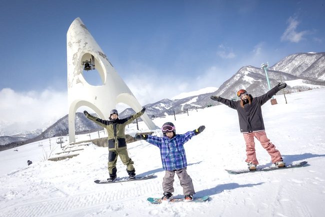 Trượt tuyết là môn thể thao mùa đông được cả trẻ em và người lớn yêu thích