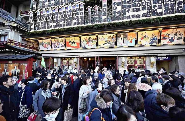 Trước lối vào Nhà hát kịch Minamiza
ở Kyoto đông nghịt khán giả, hôm 16/12/2025