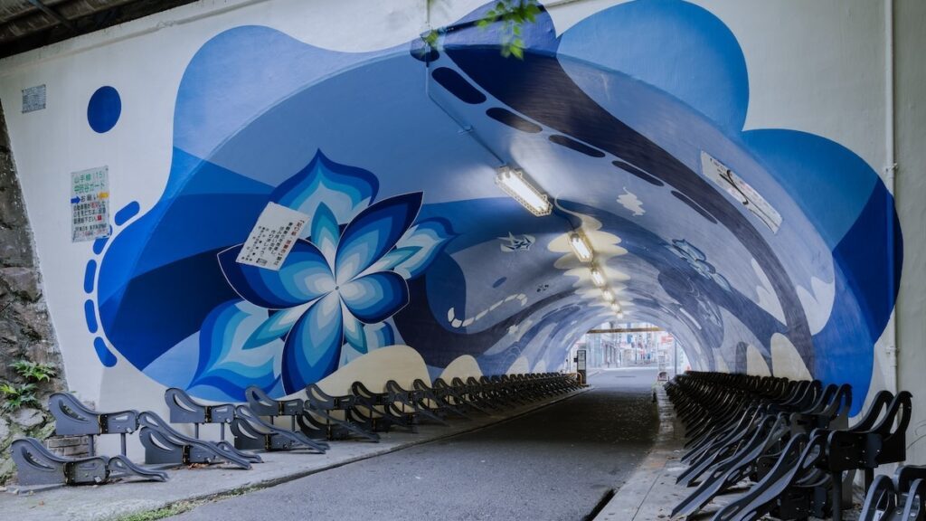 Shibuya-‘lot-xac-duong-ham-di-bo-bang-tranh-nghe-thuat