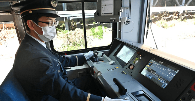 Nhân viên lái tàu thuộc JR East thử nghiệm hệ thống vận hành tàu tự động tuyến Yamanote