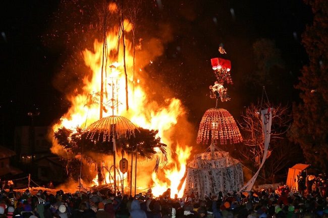 Hàng nghìn người tham gia lễ hội lửa Nozawa