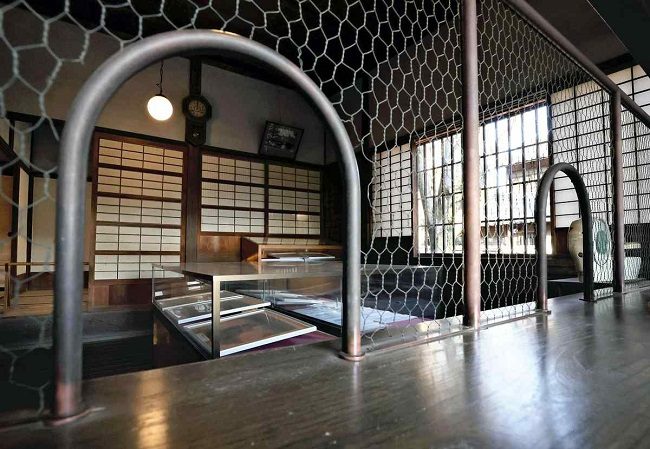  Bên trong khu vực văn phòng qua lớp lưới thép của quầy giao dịch