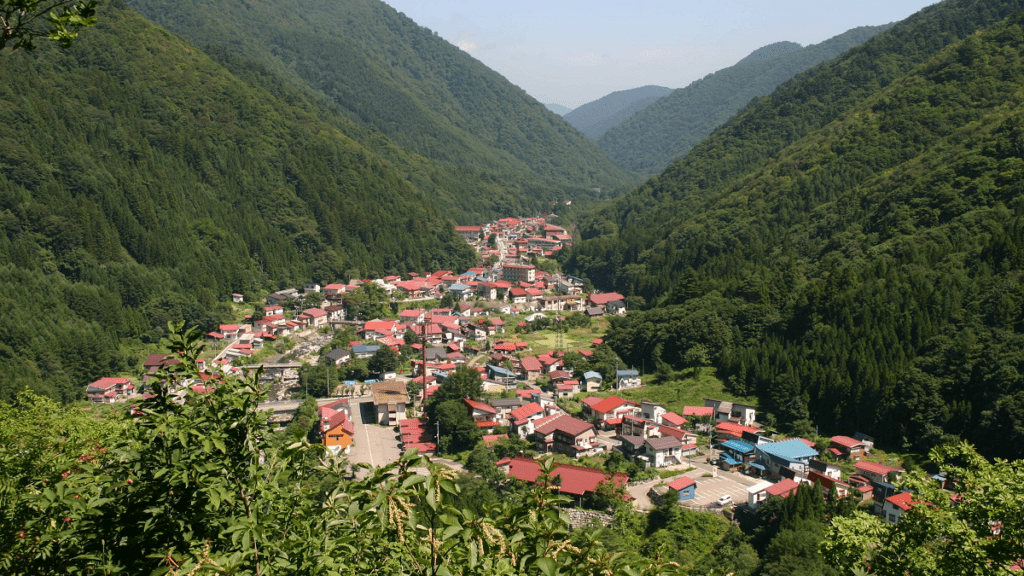 Ngoi-lang-co-mat-do-dan-so-thap-nhat-Nhat-Ban-lang-Hinoemata