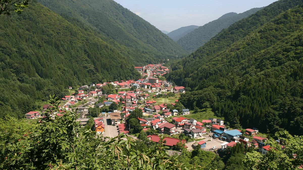 Ngoi-lang-co-mat-do-dan-so-thap-nhat-Nhat-Ban-lang-Hinoemata