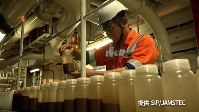 Các mẫu bùn biển chứa đất hiếm khai thác tại đáy biển sâu Minami Torishima