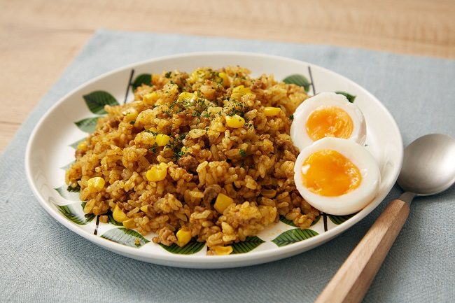 Cà ri khô trong món cơm chiên cà ri.