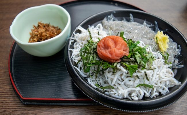 Shirasudon ăn cùng shirasu tươi và kama-age shirasu