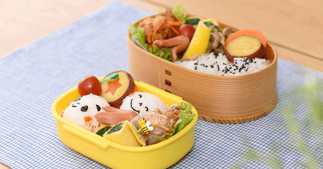 Hộp bento bằng nhựa và bằng gỗ. 
