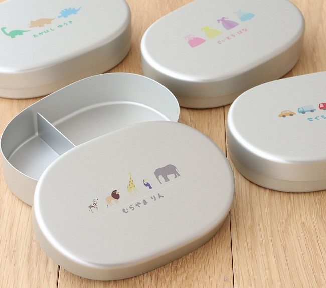 Hộp bento bằng nhôm với nắp in hình dễ thương.