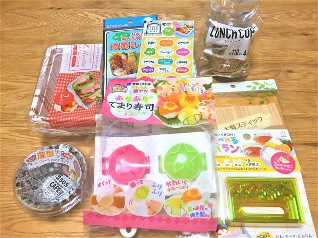 Các dụng cụ làm cơm hộp bento có thể mua ở cửa hàng 100 yên
