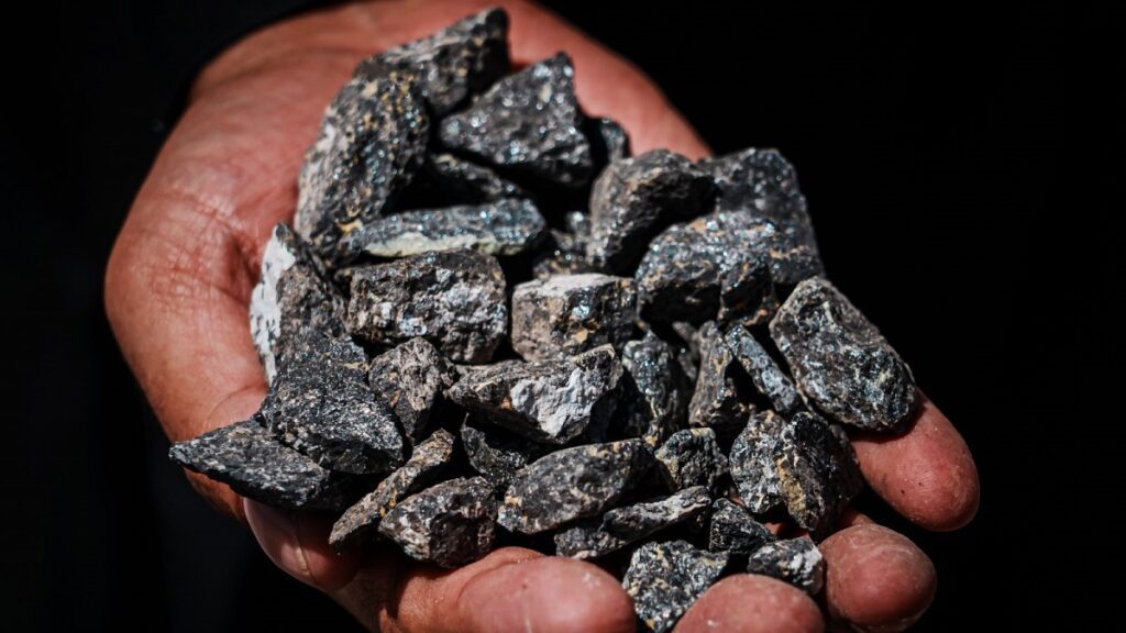 Nhật khai thác đất hiếm châu Phi nhằm giảm lệ thuộc Trung Quốc